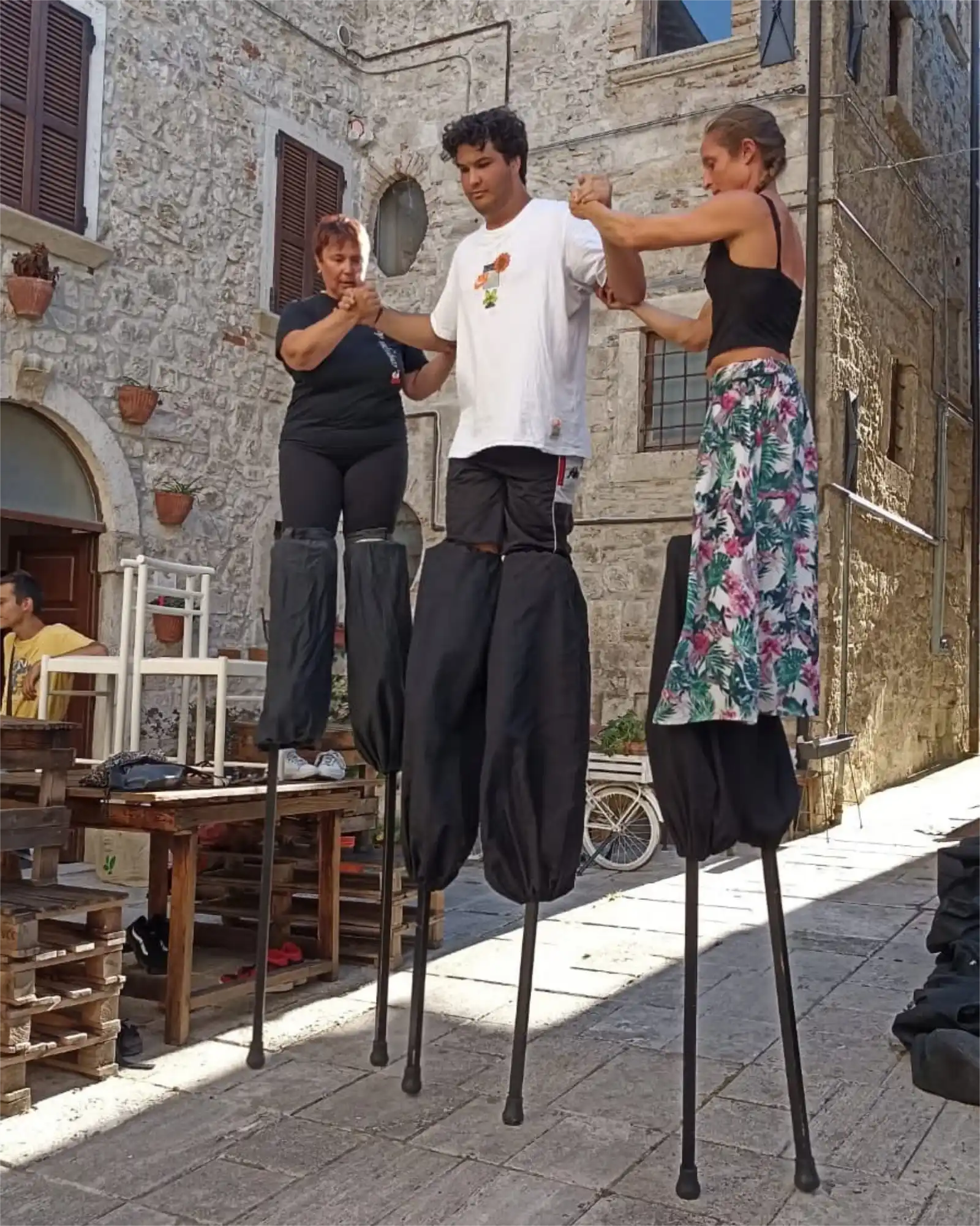 Artisti della Compagnia dei Folli in una performance sui trampoli